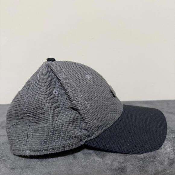 Oakley Flexfit Hat S/M Gray Black Classic Logo Cap Stretch Fit Athletic Golf - Picture 5 of 5